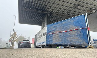Einen Monat nach dem verheerenden Feuer an einer Zapfsäule der Gütersloher Aral-Tankstelle ist der Brandort immer noch abgesperrt. - Christian Bröder