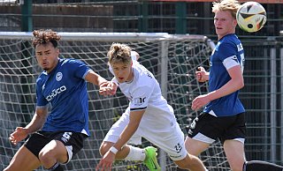 Arminias Suat Fajic (l.) und Yoost Diezemann, hier gegen den SC Verl II, hatten in Lippstadt jede Menge zu tun, ehe der 2:1-Erfolg besiegelt war. - sport/presse/foto Dünhölter
