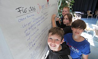 Julian, Levin, Miriam und David waren beim Workshop im Haus der Jugend mit dabei - Björn Kenter
