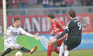 Simon Engelmann (r.) hat RWO-Verteidiger Robert Fleßers versetzt und überwindet Torhüter Philipp Kühn mit einem Flachschuss. - Fotos: Jens Dünhölter