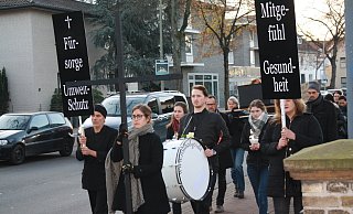 Zum dumpfen Trommelschlag wird der Marsch angeführt von den Organisatoren Katharina Friess (mit Kreuz) und Oliver Groteheide (l.) - hier über die Wilhelmstraße. - Wilhelm Dick