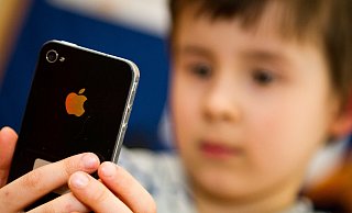 Heutzutage verbringen Jugendliche und Kinder viel Zeit mit sozialen Medien. - picture alliance / Ole Spata/dpa