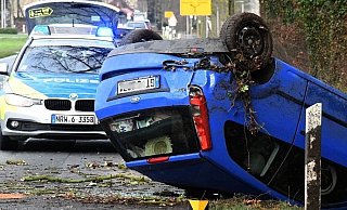 Der blaue Ford Fiesta der Bielefelderin landete nach dem Crash auf dem Dach. - Andreas Eickhoff