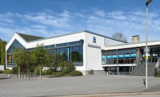 Der Hubboden im Residenzdab bereitet wieder Probleme. Für gut zwei Woschen bleibt das Hallenbad in Schloß Neuhaus geschlossen. (Archivbild) - Ralph Meyer Der Hubboden im Residenzdab bereitet wieder Probleme. Für gut zwei Woschen bleibt das Hallenbad in Schloß Neuhaus geschlossen. (Archivbild) - Ralph Meyer