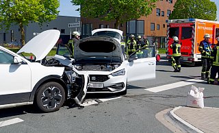 Beim Zusammenstoß von zwei Autos auf der Bürener Straße in Höhe der Graf-Zeppelin-Straße in Haaren wurden am Dienstagmittag beide Fahrer verletzt. - Ralph Meyer