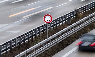 Über ein mögliches Tempolimit wird hierzulande immer wieder debattiert. - Marijan Murat/dpa