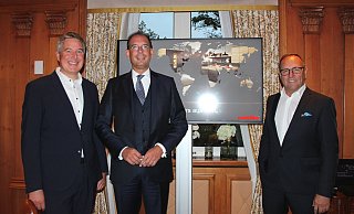 Herausforderungen eines wachsenden Küchenherstellers als Thema beim Unternehmerfrühstück: (v.l.) Bürgermeister Henning Schulz, Referent Dr. Lars M. Bopf, Vorsitzender der Geschäftsführung von Nobilia, und Rainer Venhaus, Wirtschaftsförderer bei der Stadt Gütersloh. - Systemadministrator