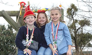 Ein närrisches Trio: Prinz Jonas (8), Hofnärrin Ida (9, Mitte) und Prinzessin Klara (9) sind bereit für die bunte fünfte Jahreszeit. - Saskia Jochheim