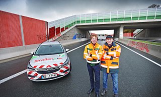 Andreas Meyer, Leiter des OWL-Niederlassung des Landesbetriebs Straßen NRW (l.) und Sprecher Sven Johanning vor der Eröffnung des neuen A33-Abschnitts bei Borgholzhausen.  - Sarah Jonek