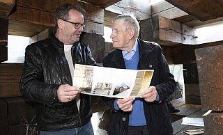Kunstfreund Lutz Röver (r.) hat einen Prospekt der Süsterkirche zum Gespräch mit NW-Kulturchef Stefan Brams mit ins Holzhaus gebracht. - ©Jörg Dieckmann