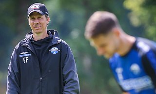Seit dieser Saison ist Frank Fröhling (l.) als Co-Trainer des SC Paderborn im Einsatz. Am Sonntag wartet auf den 43-Jährigen ein besonderes Spiel. - Sarah Jonek