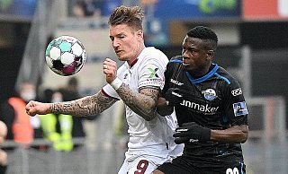 Für SCP-Linksverteidiger Jamilu Collins (r.) könnte es am Freitag ein Wiedersehen mit Nürnbergs Stürmer Manuel Schäffler geben. - imago images/Ulrich Hufnagel