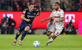 Bei seinem Startelf-Saisondebüt in Köln musste Marcel Hoffmeier (l.), hier gegen Linton Maina, aufgrund von Magenproblemen zur Halbzeit raus. - Imago Images