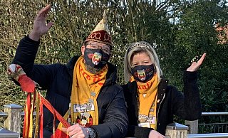 „Feiert mit und steigt digital ein, das letzte Mal ein Virus-Karneval soll’s sein”, hofft das Rietberger Prinzenpaar Karin I. Lummer und Michael IV. Sellemerten. - Privat