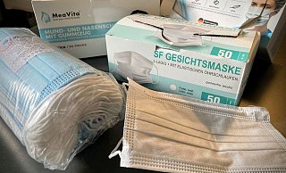 Auf den ersten Blick sehen wir hier verschiedene OP-Masken. Doch die geforderte Norm weist keines der Produkte auf seiner Verpackung aus. - Jens Reichenbach