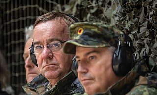 «Wir sind nicht die einzigen, die nicht liefern»: Boris Pistorius (M.) neben Brigadegeneral Michael Bender. - Peter Kneffel/dpa