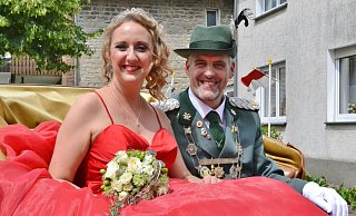 In der Kutsche: Die Majestäten Nicole und Gerd Unruhe standen im Mittelpunkt des Schützenfestes der St.-Josef-Schützenbruderschaft Ottenhausen. Mit ihrem roten Kleid verzauberte die Königin Gäste und Zuschauer. - Silke Riethmüller