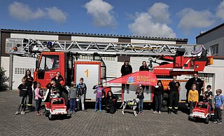 Zwei der insgesamt vier Gruppen der neu gegründeten Kinderfeuerwehr Warburg mit den Verantwortlichen und tierischem Begleiter. - Simone Flörke