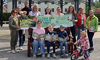 Freuen sich auf den Tag der Gärten und Parks: Angelika Gauselmann (v. l.), Beate Husemöller, Björn Hülshorst, Sylvia Blaha, Laurine Lückemeier, Larissa Mattlage, Angela Larusch, Doris Speckmeier und Bianca Eberhardt mit denKindern Gloria, Lotte, Leandro und Luna. - Merkur Group