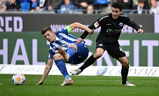 SCP-Akteur Niclas Nadj (r.), hier im Duell gegen KSC-Kapitän Marvin Wanitzek, stand am Sonntag zum zweiten Mal in dieser Saison in der Paderborner Anfangsformation. - picture alliance/dpa
