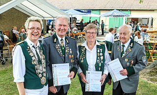 Conny Martens (v.l.) ist seit 25 Jahren im Verein, ihr Vater Horst Martens seit 50 Jahren, Christel Schmidt seit 25 Jahren und Gerhard Wellmann seit 50 Jahren. - Yvonne Gottschlich