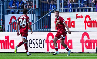 Arminia Bielefelds Christopher Lannert (l.) und Tim Handwerker bejubeln dessen Traumtor zum 2:0. - IMAGO/Eibner