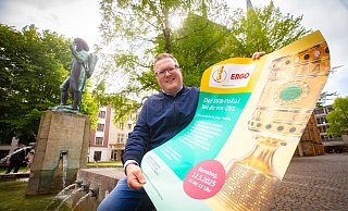 Tobias Krüger bringt den DFB-Pokal nach Bielefeld: Fußballfans können ihn auf dem Altstädter Kirchplatz betrachten. - Mike-Dennis Muëller