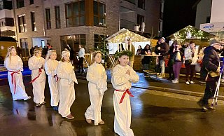 Die zehnjährige Ella Schlune aus Salzkotten führte als heilige Lucia den Umzug durch die Lange Straße zur Ölmühle an. - Carola Drabon