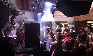 DJ und Schauspieler Lars Eidinger tanzte hinter dem Mischpult immer wieder mit seinem Publikum in der "Autistic Disco". - Frank-Michael Kiel-Steinkamp