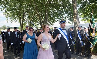 Bonenburg feiert ein prächtiges Schützenfest unter blauem Himmel. - Luna Brinkman