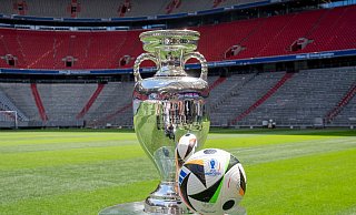 Franz Beckenbauers Witwe soll die EM-Trophäe bei der Eröffnungsfeier auf das Spielfeld bringen. - Peter Kneffel/dpa