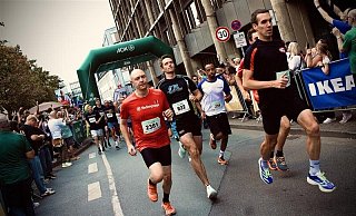 Der AOK-Firmenlauf lockte wieder hunderte Teilnehmer in die Straßen der Bielefelder Innenstadt. - Müller