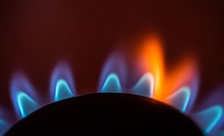 Die Flamme eines Gasherdes brennt in einer Küche - und soll möglichst auch im kommenden Jahr noch brennen können. - Frank Rumpenhorst/dpa