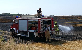 12 Hektar Stoppelfeld standen in der Brenker Mark in Flammen. Mehr als 130 Feuerwehrleuten mit 35 Fahrzeugen aus neun Feuerwehr kämpften gegen die Flammen. - Ralph Meyer
