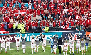 Die dänische Mannschaft feierte den Viertelfinaleinzug mit den Fans. - Foto: Koen Van Weel/EPA Pool via AP/dpa