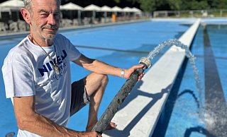 Das Wasser ist zurück: Pächter Franz-Josef Füchtenschnieder freut sich darüber, dass das Becken im Parkbad Gütersloh seit Montagabend wieder geflutet wird. - Christian Bröder