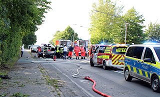 Die Einsatzkräfte der Feuerwehr trennten das Dach des Ford ab. - Polizei Minden-Lübbecke