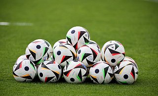 Fußball können die Menschen auch in den Gefängnissen schauen, wenn auch meist alleine. - Christian Charisius/dpa