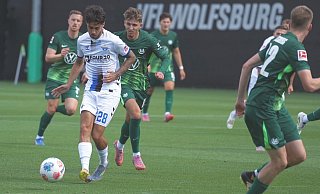 SCP-Stürmer Lucas Copado lässt den Wolfsburger Jesper Lindström stehen und legt den Vorwärtsgang ein. - SC Paderborn 07 SCP-Stürmer Lucas Copado lässt den Wolfsburger Jesper Lindström stehen und legt den Vorwärtsgang ein. - SC Paderborn 07