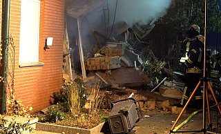 Die Suche nach einem 83-Jährigen in den Trümmern eines Reihenhauses geht auch am Samstag weiter. - Benjamin Müller/dpa