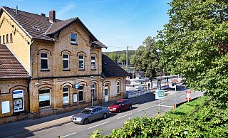Die unbefriedigende Situation im Umfeld des Bahnhofes Brackwede und des Fernbus-Knotenpunktes wird sich so schnell nicht ändern. - Barbara Franke