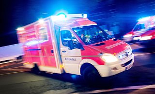 Wer im Rettungsdienst arbeitet, muss vor allem nachts mit bedrohlichen oder sogar übergriffigen Situationen rechnen. - picture alliance / Marcel Kusch/