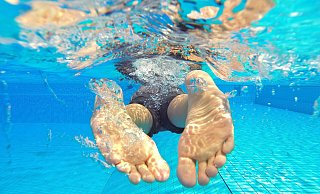 Doppelt hält besser: Unter der Badehose tragen immer mehr junge Männer eine Unterhose, wenn sie im Freibad ins Wasser springen. (Themenbild) - picture alliance / dpa