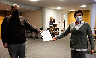 Jörn Döring (Freie Wähler) und Christina Meyer (Die Partei) besiegeln die Fraktionszusammenarbeit. - Wiebke Wellnitz