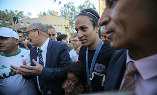Boxerin Imane Khelif sah sich besonders heftigen Attacken im Netz ausgesetzt. - Anis Belghoul/AP/dpa