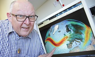Bernhard Michels hat auf dem Monitor eine Seite aufgerufen, die den Verlauf des Ausgleichswinds zwischen dem Äquator und den Polen zeigt.  - Dieter Scholz