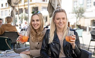 Hanna Tenhoff (20, rechts) und Charlotte Mahncke (22) genießen einen Longdrink im Außenbereich der Gastronomie Stahlberg - Oliver Krato