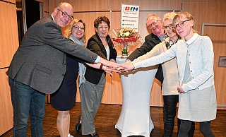 Im April 2024 noch vereint: Ralf Dohmann (l.) und Barbara Rüstemeier (3. v. l.), hier beim Abschied von Hermann Logen (3. r.) als Vorsitzender der Höxteraner BfH-Fraktion. - Thomas Kube (BfH)