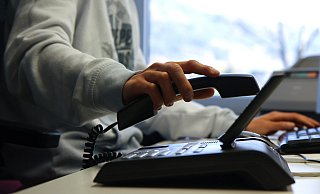 "Bitte warten. Bitte warten. Bitte warten." Am Montagmorgen war bei der Impftermin-Vergabe viel Geduld nötig. - picture alliance / Eibner-Pressefoto