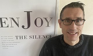 Thorsten Krüger posiert neben seinem Lieblings-Song und Credo für  Läufe in der Natur. - privat